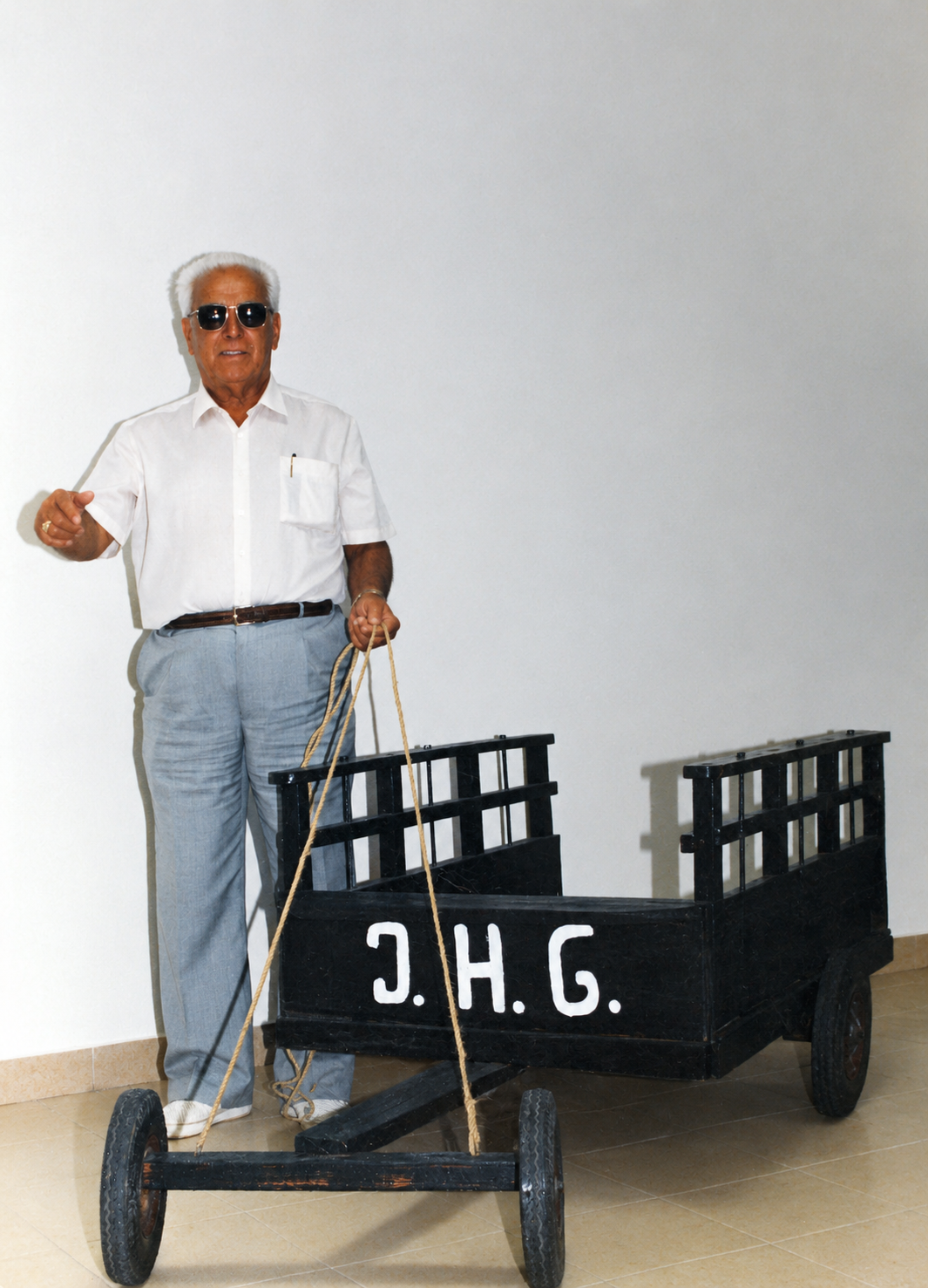 Jesús Hernández Guzmán junto al carrito utilizado en los comienzos de la actividad comercial.